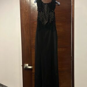 Monique Lhuillier Elegant  Black Lace Evening Dress